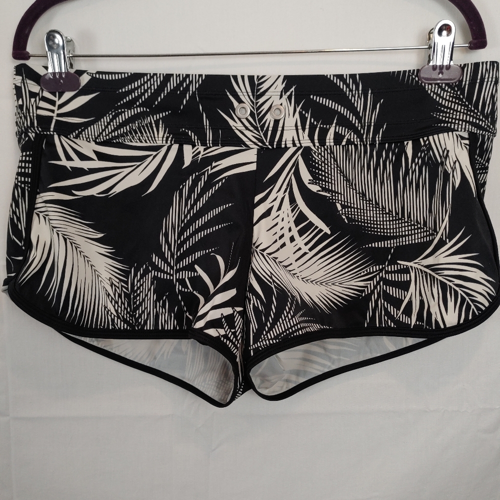 Athleta Sandy Beach Kata Short Women's Black and White Leaf/Palm Print Size Med